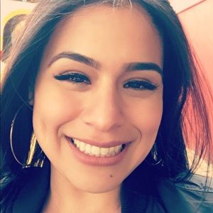 Meet your Posher, Claudia